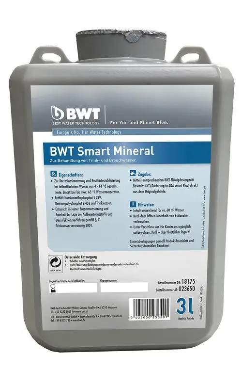 Graue Kunststoffkanister von BWT mit blauen und weißen Etiketten für die Behandlung von Trink- und Brauchwasser. Inhalt 3 Liter. Gebrauchsanweisung und Sicherheitsinformationen auf dem Etikett.